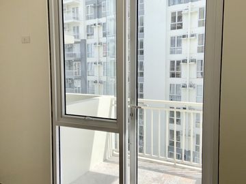For Sale: BI Level unit 25K Monthly 5% DP only Kasara Urban Resort Pasig