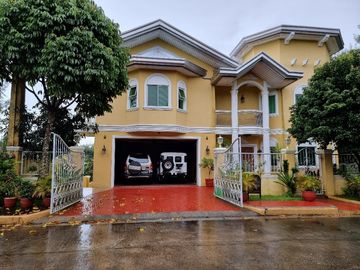 5-Bedroom Astonishing 2-Storey House With Basement In Metro Tagaytay