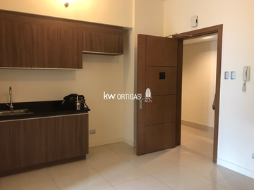 Rush Sale! 1-Bedroom Unit in Sapphire Bloc Ortigas CBD, Pasig City