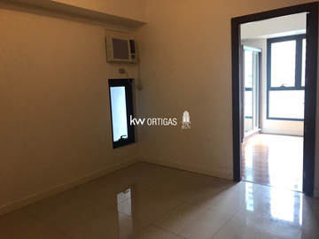 Rush Sale! 1-Bedroom Unit in Sapphire Bloc Ortigas CBD, Pasig City