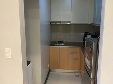 Clean Title RFO 1BR w/ Balcony FOR SALE at Greenbelt Hamilton Legazpi Makati
