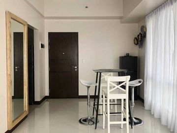 Income Generating 1BR w/ Balcony & Parking FOR SALE at Greenbelt Hamilton Makati