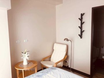 Income Generating 1BR w/ Balcony & Parking FOR SALE at Greenbelt Hamilton Makati