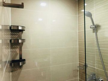 Income Generating 1BR w/ Balcony & Parking FOR SALE at Greenbelt Hamilton Makati