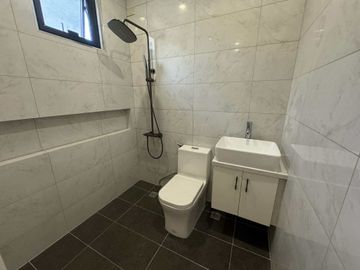 Premium QC Living – Detached Home w/ Garden, Balcony, 3 En-Suite BRs - Gio