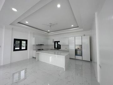4BR House and Lot for Sale at Royale Tagaytay Estates, Alfonso Cavite