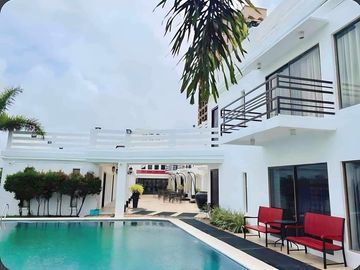 FOR SALE: 11 Bedrooms Luxurious Rest House in Tagaytay with view of Taal Lake at