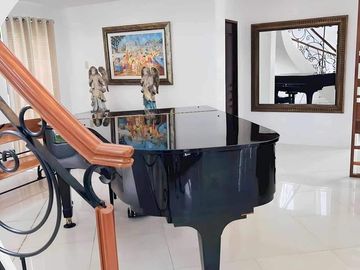 FOR SALE: 11 Bedrooms Luxurious Rest House in Tagaytay with view of Taal Lake at