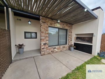 Casa en venta de 2 dormitorios c/ cochera en Coquimbito