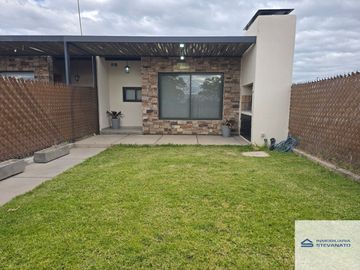 Casa en venta de 2 dormitorios c/ cochera en Coquimbito