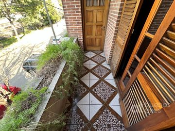 Casa en venta de 5 ambientes. Garaje. Jardin. GRAN Lote propio. APTO CREDITO. Lanús oeste.