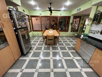 Casa en venta de 5 ambientes. Garaje. Jardin. GRAN Lote propio. APTO CREDITO. Lanús oeste.