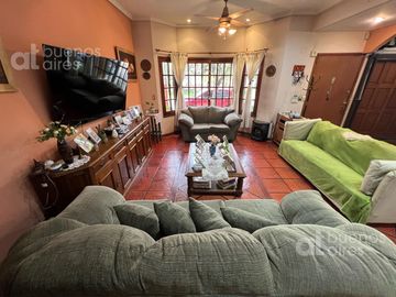 Casa en venta de 5 ambientes. Garaje. Jardin. GRAN Lote propio. APTO CREDITO. Lanús oeste.