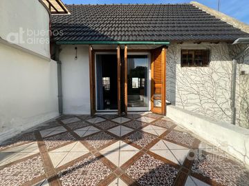 Casa en venta de 5 ambientes. Garaje. Jardin. GRAN Lote propio. APTO CREDITO. Lanús oeste.