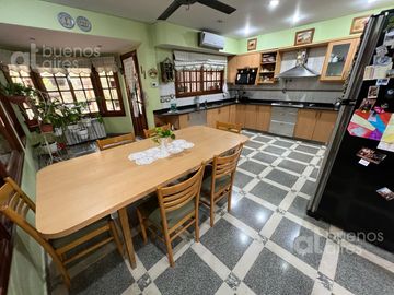 Casa en venta de 5 ambientes. Garaje. Jardin. GRAN Lote propio. APTO CREDITO. Lanús oeste.