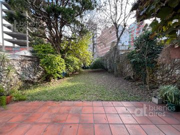 Casa en venta de 5 ambientes. Garaje. Jardin. GRAN Lote propio. APTO CREDITO. Lanús oeste.