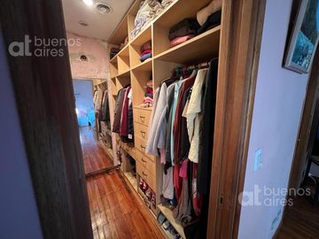 Casa en venta de 5 ambientes. Garaje. Jardin. GRAN Lote propio. APTO CREDITO. Lanús oeste.
