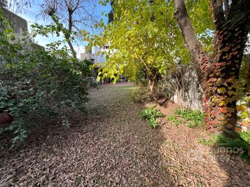 Casa en venta de 5 ambientes. Garaje. Jardin. GRAN Lote propio. APTO CREDITO. Lanús oeste.