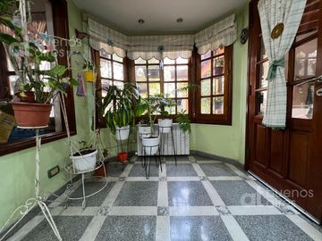 Casa en venta de 5 ambientes. Garaje. Jardin. GRAN Lote propio. APTO CREDITO. Lanús oeste.