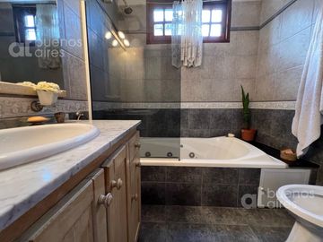 Casa en venta de 5 ambientes. Garaje. Jardin. GRAN Lote propio. APTO CREDITO. Lanús oeste.