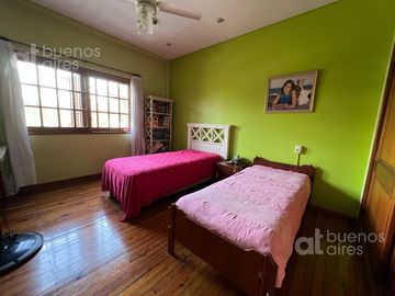 Casa en venta de 5 ambientes. Garaje. Jardin. GRAN Lote propio. APTO CREDITO. Lanús oeste.