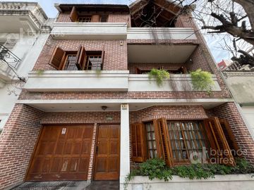 Casa en venta de 5 ambientes. Garaje. Jardin. GRAN Lote propio. APTO CREDITO. Lanús oeste.