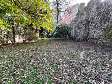 Casa en venta de 5 ambientes. Garaje. Jardin. GRAN Lote propio. APTO CREDITO. Lanús oeste.