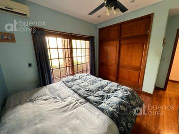 Casa en venta de 5 ambientes. Garaje. Jardin. GRAN Lote propio. APTO CREDITO. Lanús oeste.