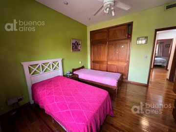Casa en venta de 5 ambientes. Garaje. Jardin. GRAN Lote propio. APTO CREDITO. Lanús oeste.
