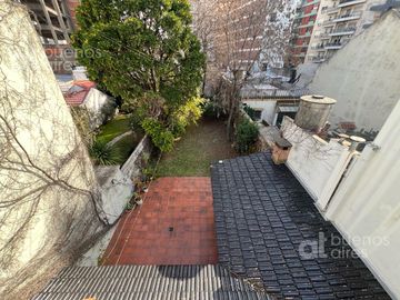 Casa en venta de 5 ambientes. Garaje. Jardin. GRAN Lote propio. APTO CREDITO. Lanús oeste.