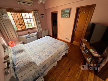 Casa en venta de 5 ambientes. Garaje. Jardin. GRAN Lote propio. APTO CREDITO. Lanús oeste.