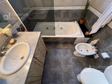 Casa en venta de 5 ambientes. Garaje. Jardin. GRAN Lote propio. APTO CREDITO. Lanús oeste.