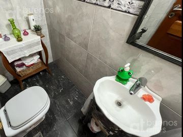 Casa en venta de 5 ambientes. Garaje. Jardin. GRAN Lote propio. APTO CREDITO. Lanús oeste.