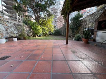 Casa en venta de 5 ambientes. Garaje. Jardin. GRAN Lote propio. APTO CREDITO. Lanús oeste.