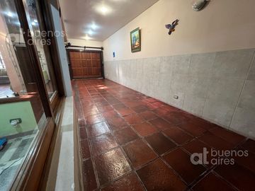 Casa en venta de 5 ambientes. Garaje. Jardin. GRAN Lote propio. APTO CREDITO. Lanús oeste.