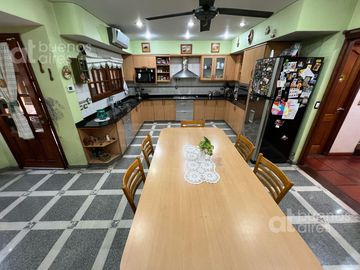 Casa en venta de 5 ambientes. Garaje. Jardin. GRAN Lote propio. APTO CREDITO. Lanús oeste.