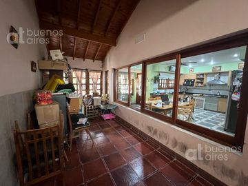 Casa en venta de 5 ambientes. Garaje. Jardin. GRAN Lote propio. APTO CREDITO. Lanús oeste.