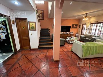 Casa en venta de 5 ambientes. Garaje. Jardin. GRAN Lote propio. APTO CREDITO. Lanús oeste.