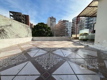 Casa en venta de 5 ambientes. Garaje. Jardin. GRAN Lote propio. APTO CREDITO. Lanús oeste.