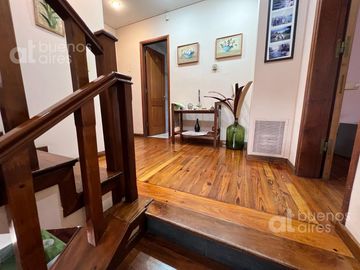 Casa en venta de 5 ambientes. Garaje. Jardin. GRAN Lote propio. APTO CREDITO. Lanús oeste.