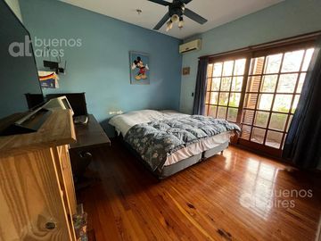 Casa en venta de 5 ambientes. Garaje. Jardin. GRAN Lote propio. APTO CREDITO. Lanús oeste.