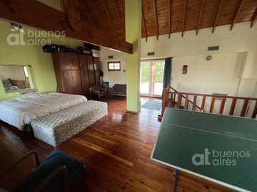 Casa en venta de 5 ambientes. Garaje. Jardin. GRAN Lote propio. APTO CREDITO. Lanús oeste.