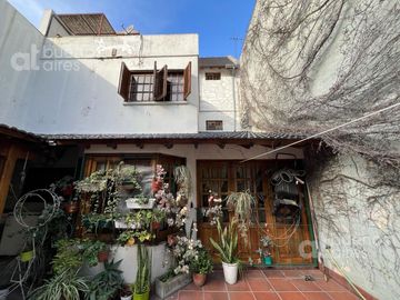 Casa en venta de 5 ambientes. Garaje. Jardin. GRAN Lote propio. APTO CREDITO. Lanús oeste.