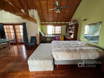 Casa en venta de 5 ambientes. Garaje. Jardin. GRAN Lote propio. APTO CREDITO. Lanús oeste.
