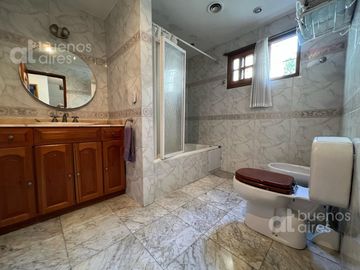 Casa en venta de 5 ambientes. Garaje. Jardin. GRAN Lote propio. APTO CREDITO. Lanús oeste.
