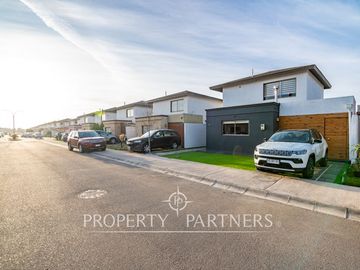Preciosa Casa en venta remodelada en Condominio