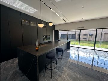 HERMOSA CASA MODERNA  DE DOS NIVELES CERCA DEL MAR. Pto Colombia
