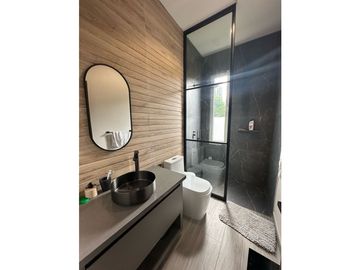 HERMOSA CASA MODERNA  DE DOS NIVELES CERCA DEL MAR. Pto Colombia