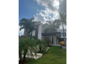 HERMOSA CASA MODERNA  DE DOS NIVELES CERCA DEL MAR. Pto Colombia