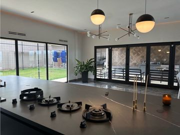 HERMOSA CASA MODERNA  DE DOS NIVELES CERCA DEL MAR. Pto Colombia